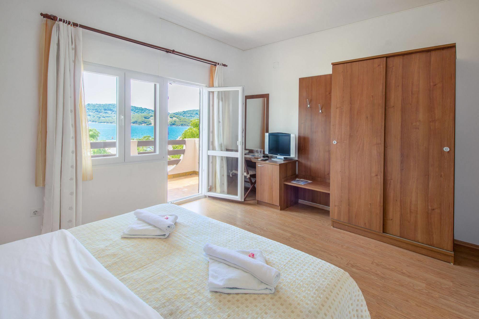Hotel Plava Laguna Tisno Ngoại thất bức ảnh