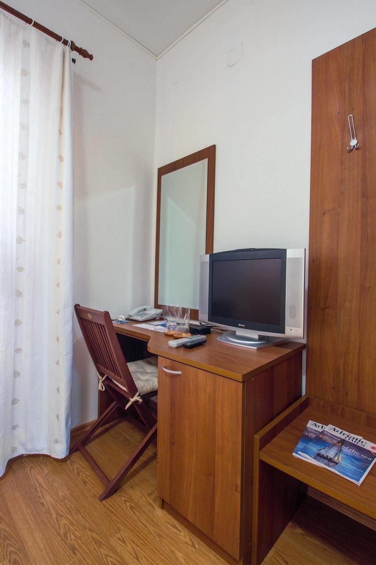 Hotel Plava Laguna Tisno Ngoại thất bức ảnh